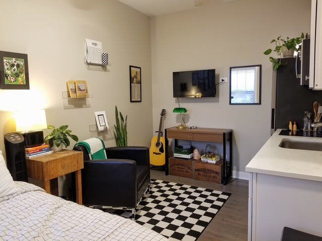 Building Photo - 1409 W Diversey Pkwy