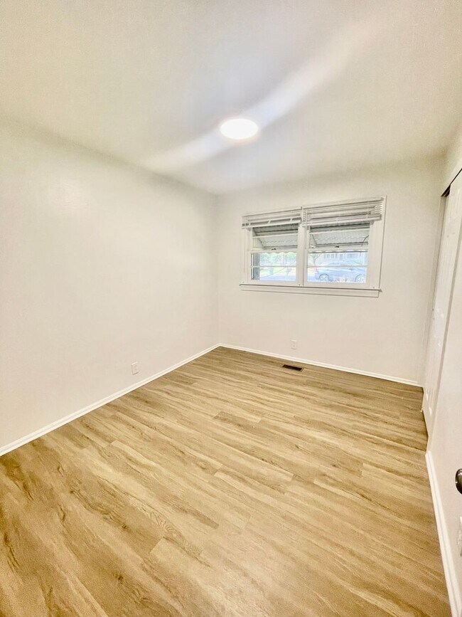 Building Photo - 210 Meadow Dr