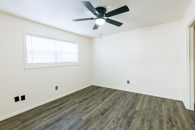 Building Photo - Spacious 3 bedroom with fresh updates!