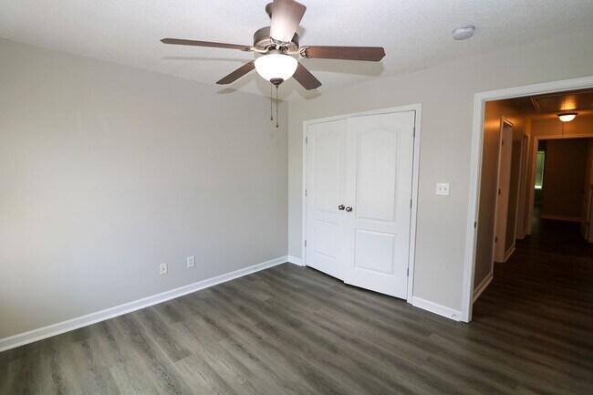 Building Photo - Lincoln Tri-Plex Upstairs Unit