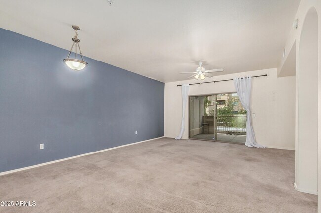 Building Photo - 920 E Devonshire Ave