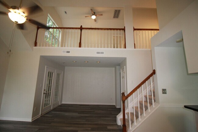 Building Photo - Maintenance free 2 bed and 2 bath condo in award winning golf course community of Kiln Creek