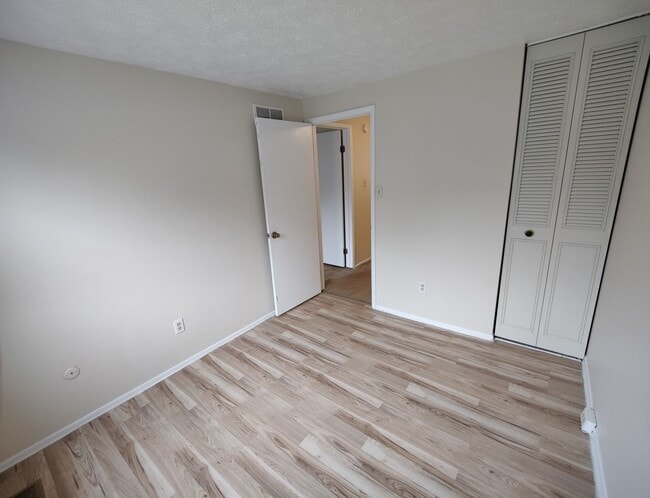 Building Photo - *Well-Maintained 3BD/1.5BA Townhouse Available in West Mifflin*