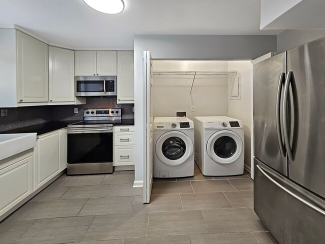 Building Photo - COMING SOON: Beautifully Updated 2/2.5 Townhome Near Truist Park