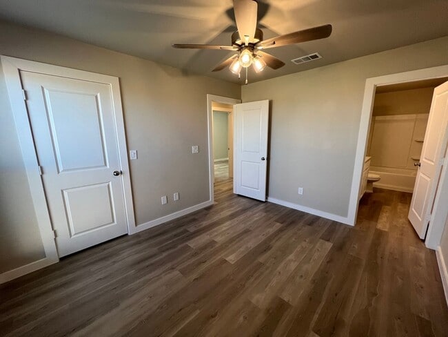 Building Photo - 3 Bedroom Townhome In Harvest Wolfforth!
