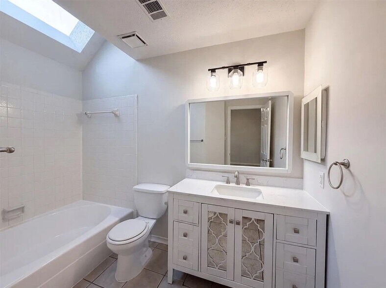 Building Photo - 11827 Meadowchase Dr