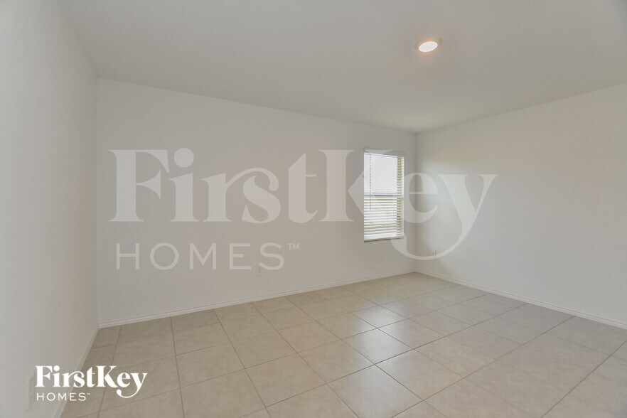 Building Photo - 1069 Crestview Dr