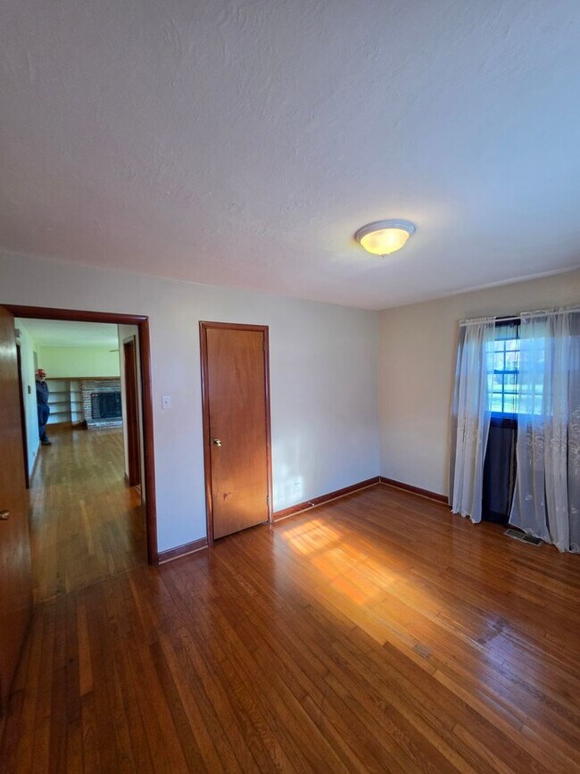 Building Photo - 3/1 in Elizabethton on corner lot in quiet neighborhood