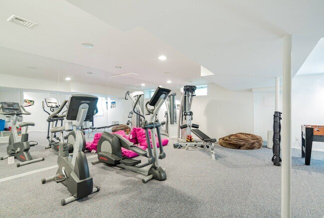 Building Photo - 869 Head of Pond Rd