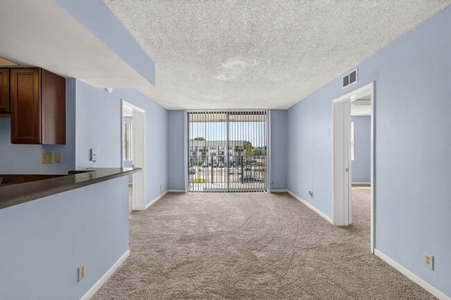 Building Photo - 2 Bedroom 2 Bathroom Move-In Ready Rental near Tanger Outlets!