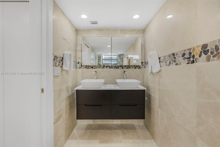 Building Photo - 2625 Collins Ave