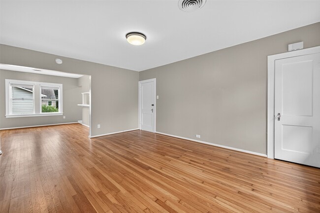 Building Photo - 2343 Wroxton Rd