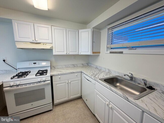 Building Photo - 5485 Harpers Farm Rd