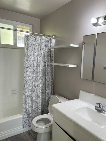 Bathroom - 2328 N Beachwood Dr