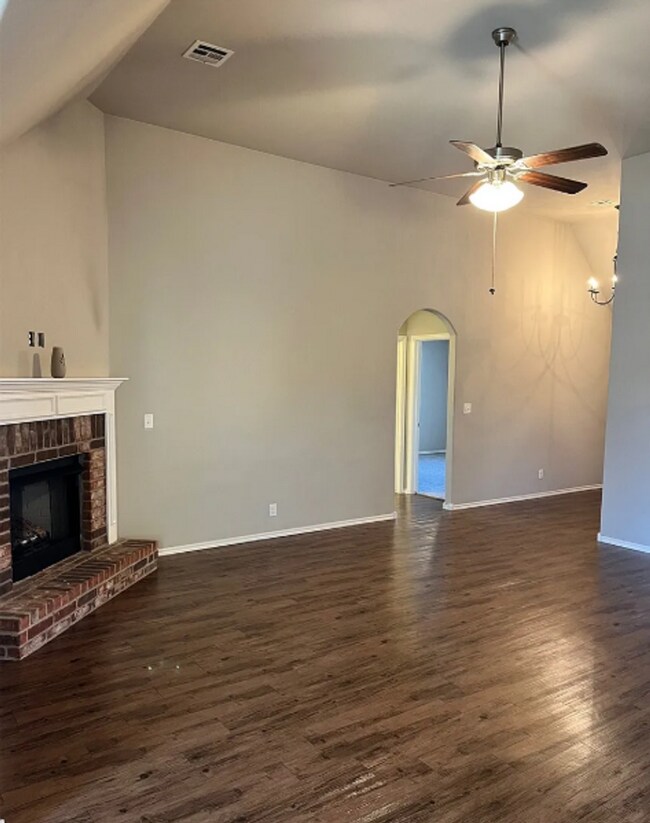 Building Photo - 3 Bed | 2 Bath in Broken Arrow!