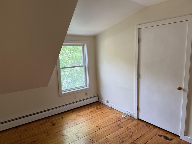 Building Photo - 664 Maple St