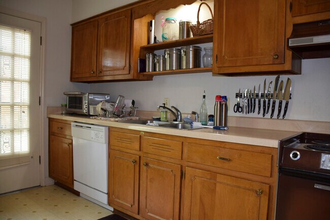 Building Photo - 596 Country Club Ln