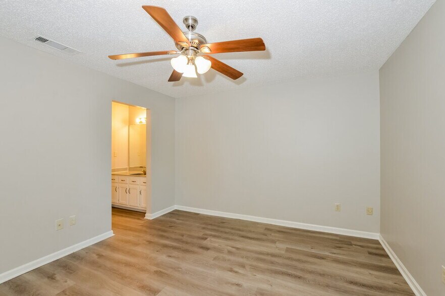 Building Photo - 6597 Sungate Dr S