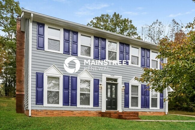 Building Photo - 4 Bedroom Pet-Friendly Home in Charlotte, NC with Main Street Renewal