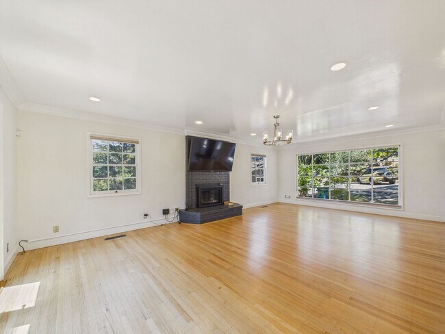 Building Photo - Beautiful serene and private Belmont home