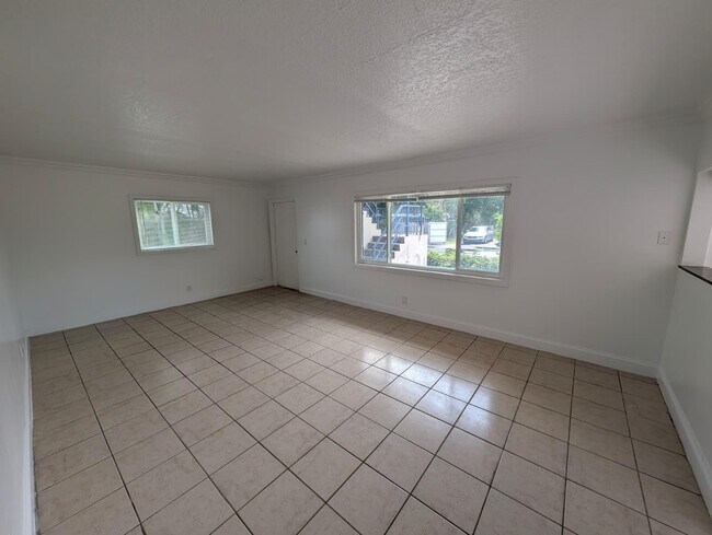 Building Photo - 817 Lighthouse Dr