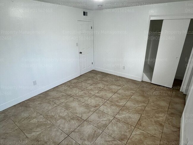 Building Photo - 2-bedroom/ 1.5- bathroom townhome. *Move I...