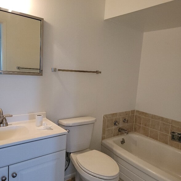 Building Photo - 10613 W El Rancho Dr