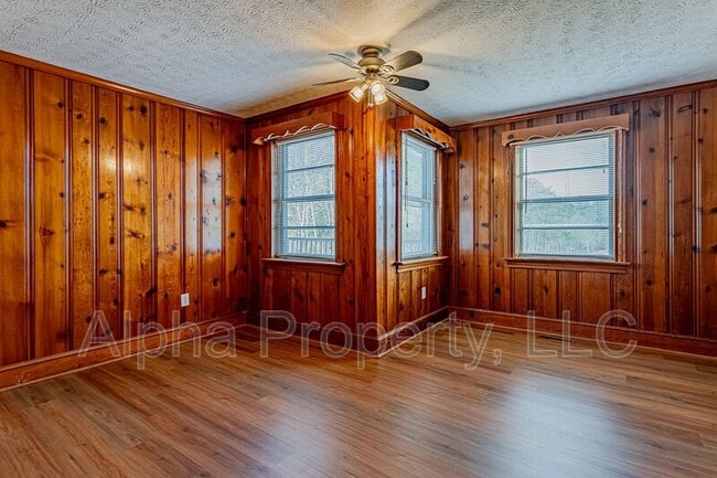 Building Photo - 496 Langley Rd