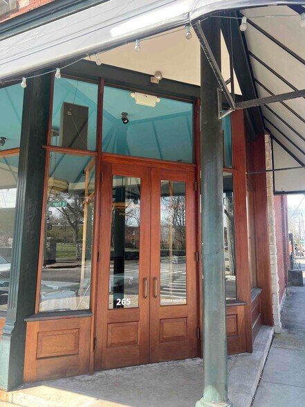 Building Photo - 265 N Limestone