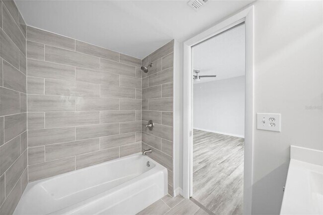 Building Photo - 4725 Cove Cir