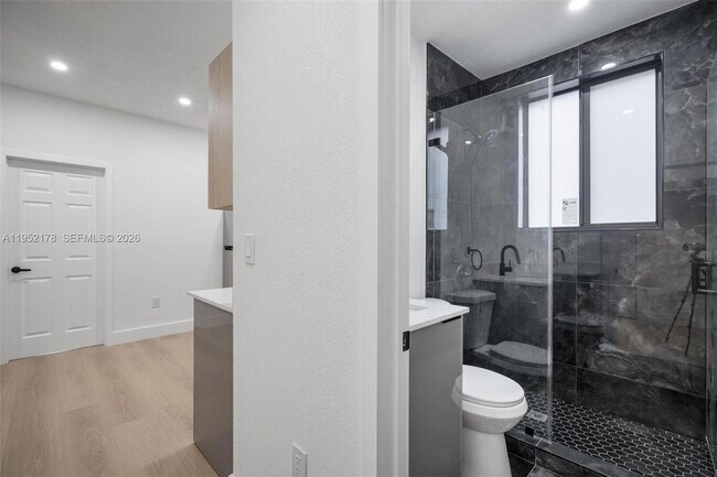 Building Photo - 629 SW 10th Ave