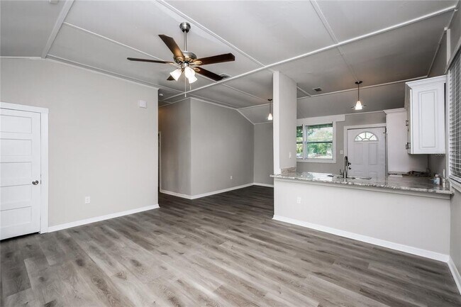 Building Photo - 4007 E Osborne Ave