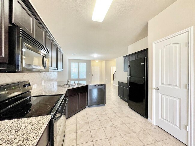 Building Photo - 415 Crater Lake Dr