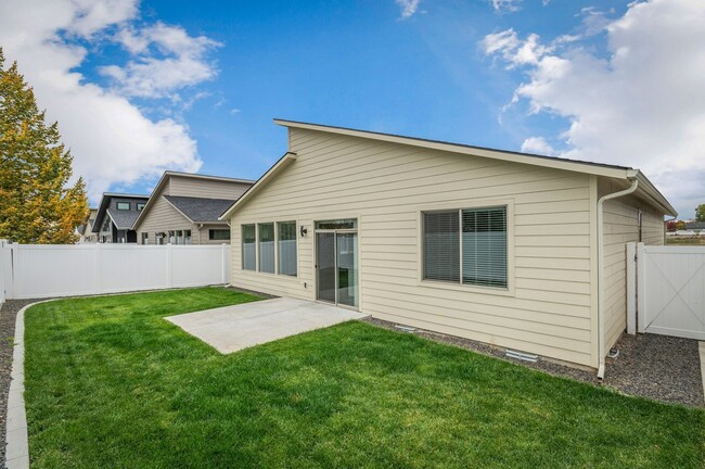Building Photo - CDA Place Neighborhood- upgraded 3 bed 2 b...