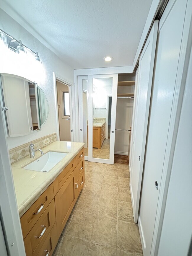 Building Photo - 485 Butterfield Pl