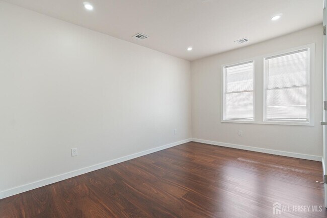 Building Photo - 824 George St