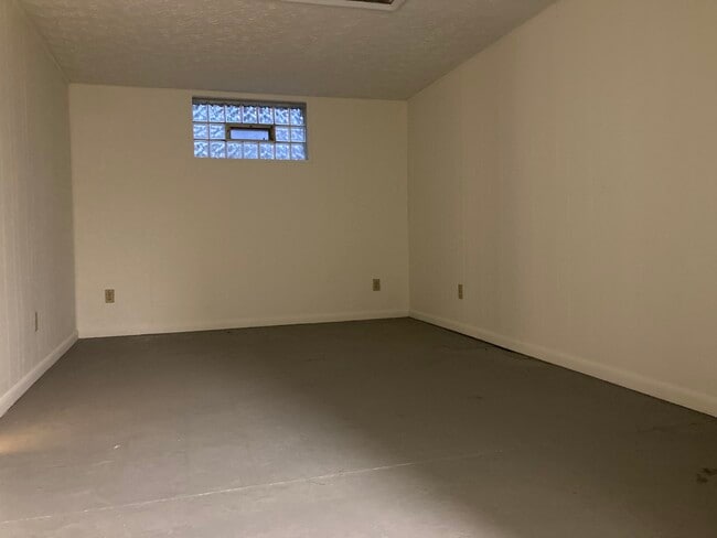 Building Photo - 585 Brittain Rd