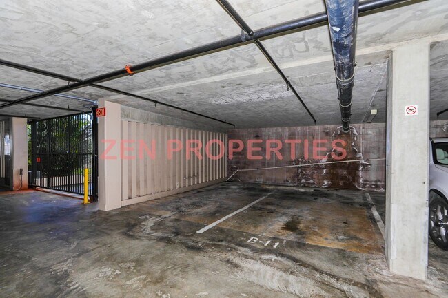 Building Photo - 2 bedroom, 1 bath unit with 1 parking stal...