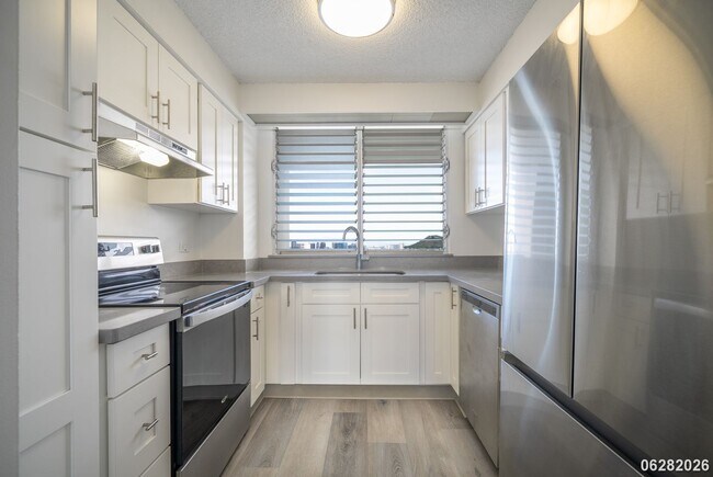 Building Photo - 2 Bd/2 Ba/1 Parking Condo in Banyan Tree Plaza, Honolulu