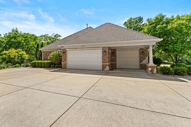 Building Photo - 12932 Sunset Bluff Ct