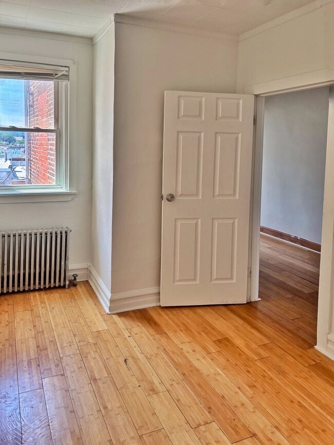 Building Photo - For Rent: 3 Bedroom, 1 Bath House – Availa...