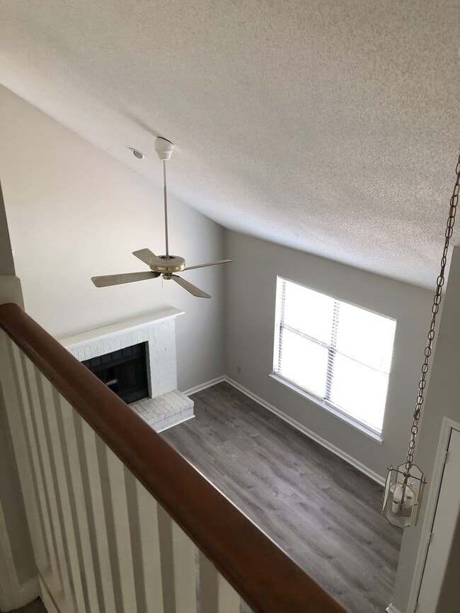 Building Photo - Cute 2 bedroom, 2 bath