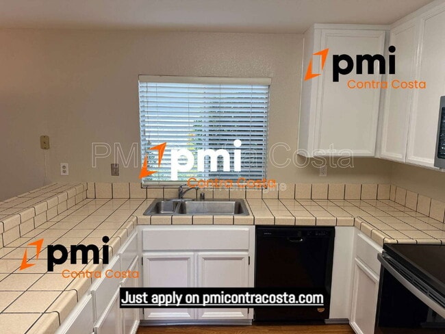 Building Photo - 974 Signal Ct