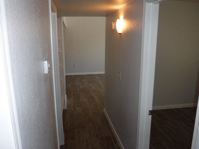 Building Photo - 712 N Santa Barbara #16