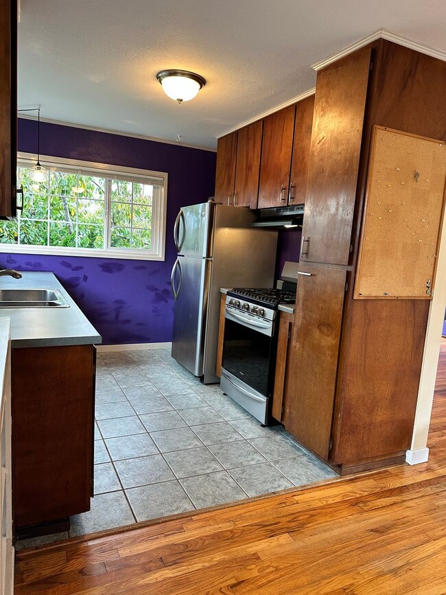 Building Photo - 2 Bedroom/ 1 Bath House in Eureka, Single car Garage with Washer & Dryer included!!