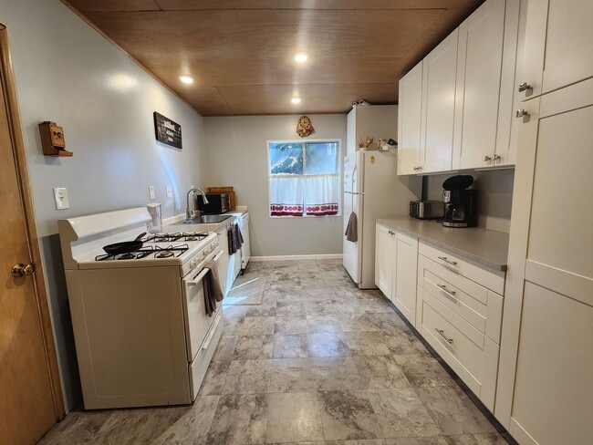 Building Photo - SKI LEASE: Close to Bus Line, Full Kitchen...