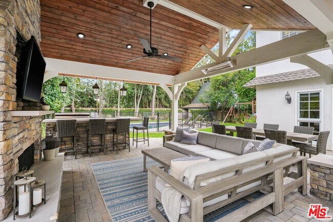 Building Photo - 15434 Sutton St