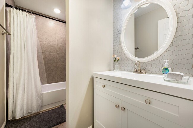 Building Photo - *PARK FLEX STAYS - FULLY FURNISHED* Welcome to your home base in South Durham!