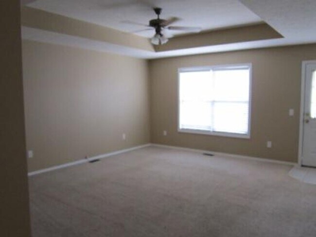 Building Photo - 412 E Denton Cir