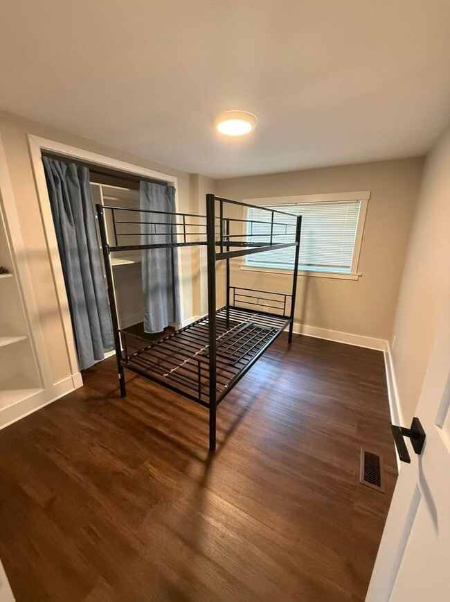 Building Photo - 3 Bedroom 2 bathroom House! Move in Special!